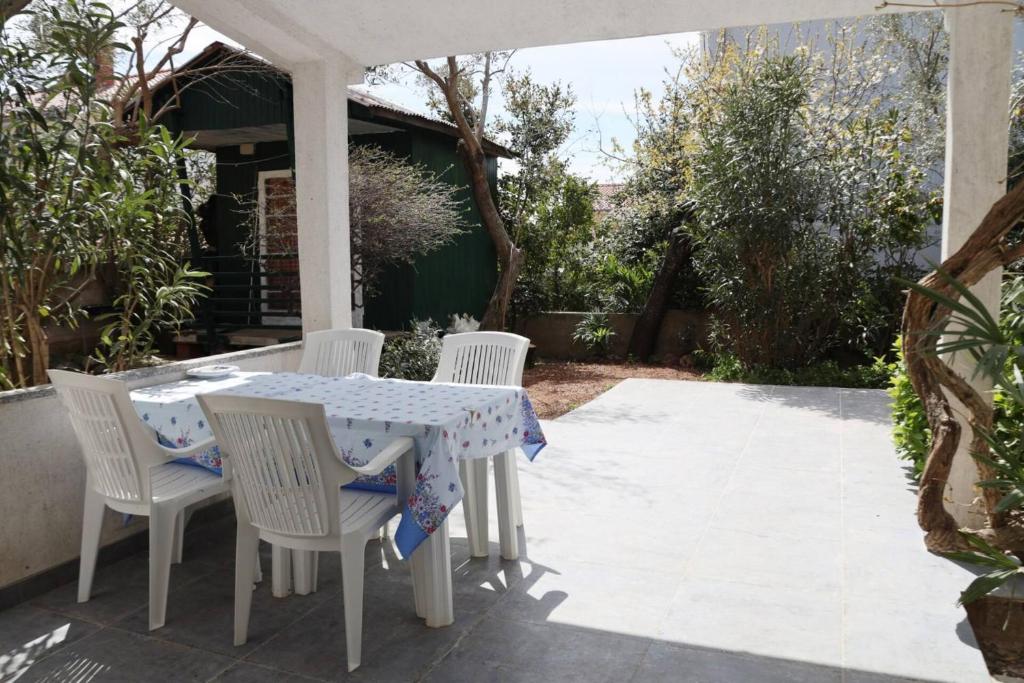 Cozy Apartment Iva with Private Garden, Krk