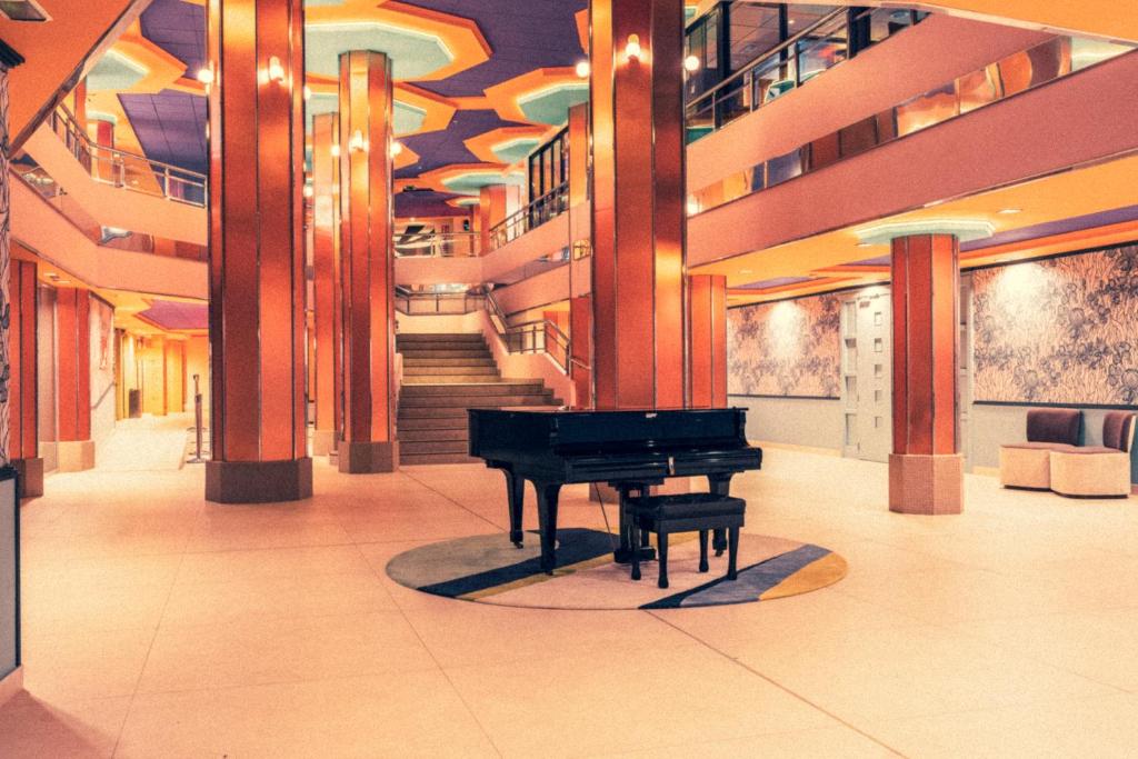 Marina Resort Benidorm - The Original Benidorm Vibe — Hotel building in Benidorm, Valencian Community