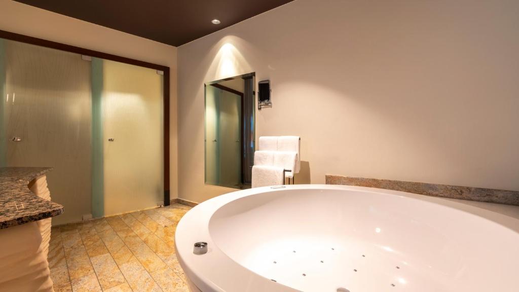 Hot tub, East Hotel in Hamburg