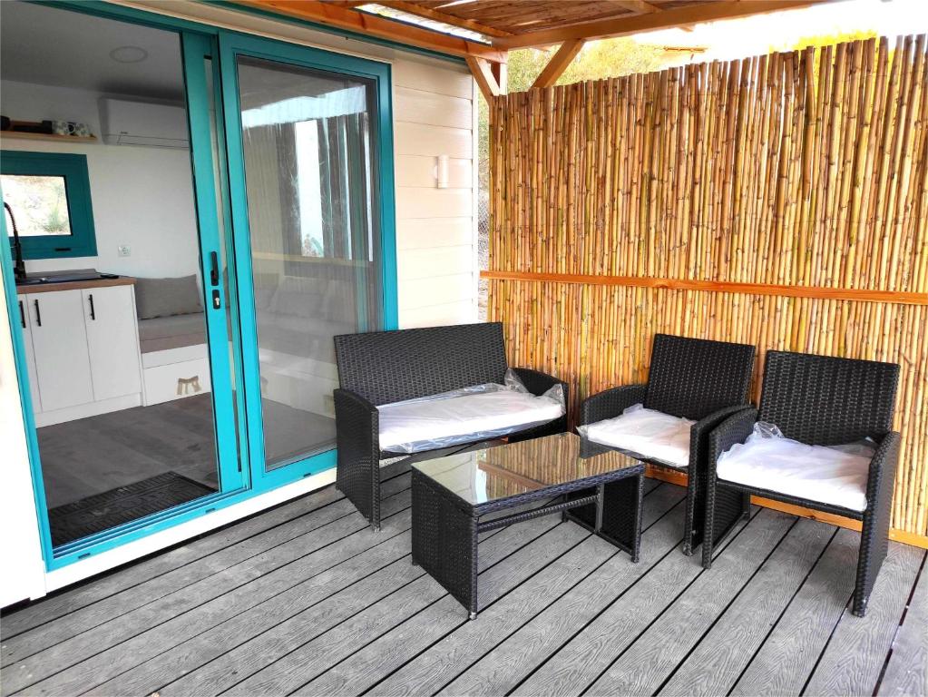 Tiny Haus Komos, Pitsidia