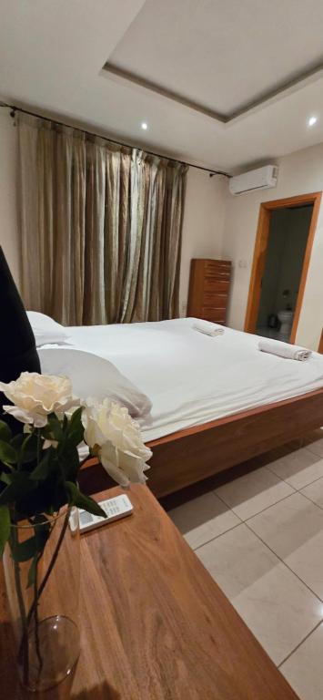 The Two Palms, Sliema