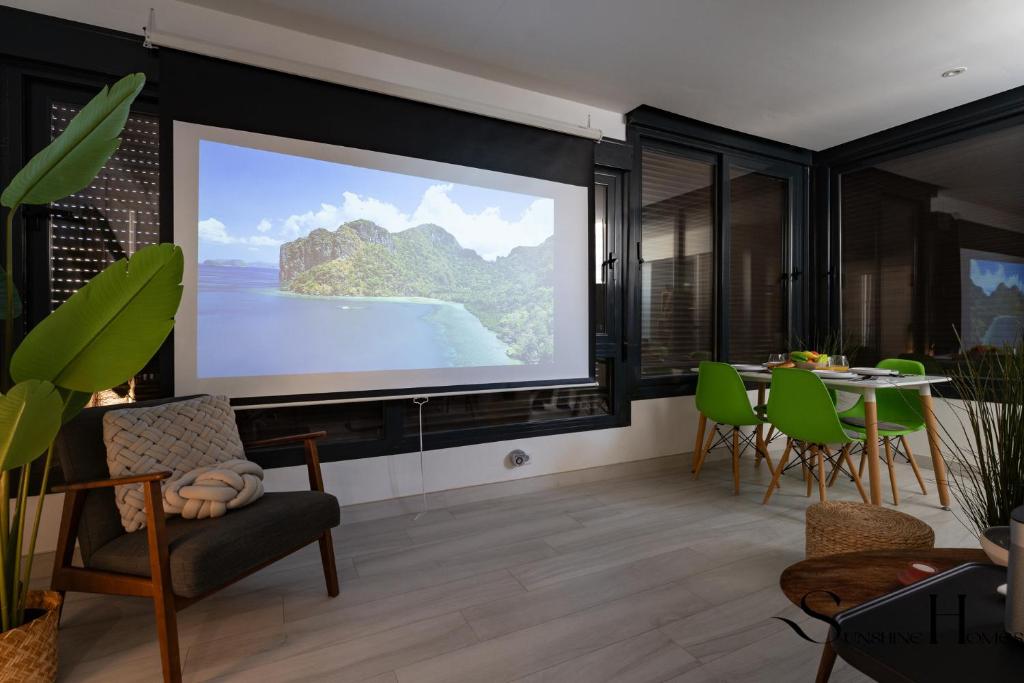 Exquisite Central 2 Bedroom apt, Pool, Views - 3