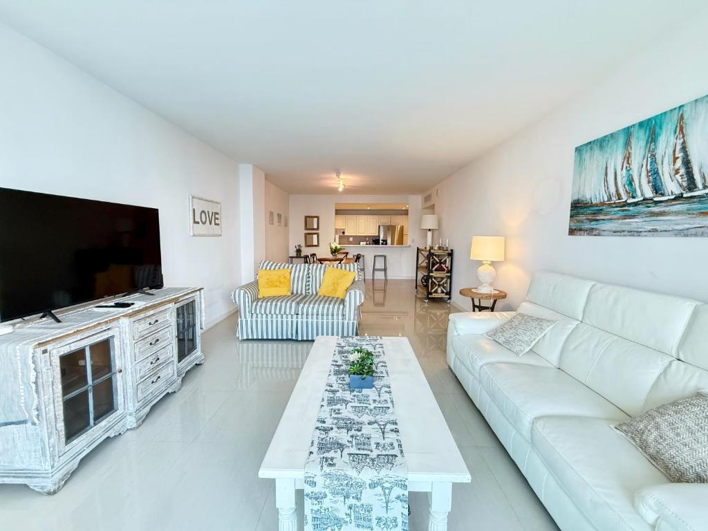 1 SPRING PROMO - Sunny Isles Seaview Condo, Walk to Beach, Amazing Amenities, Sunny Isles Beach