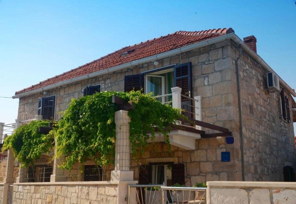 Apartment Zoran, Postira