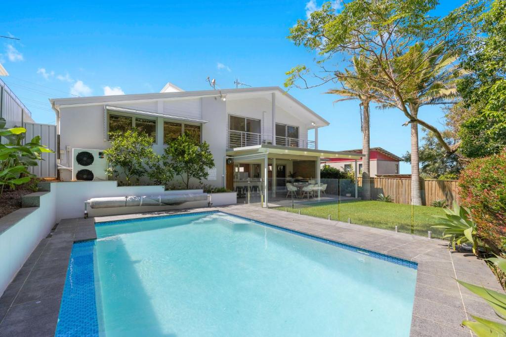 Laze at Lighthouse - family home with pool, heated pool Oct to Mar, Port Macquarie