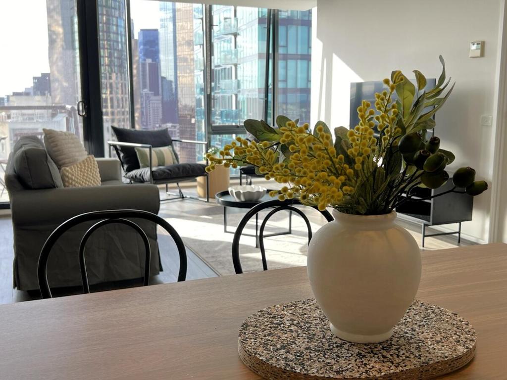 3 BR 2 Bath, Free Parking, Southbank, Balcony, Melbourne