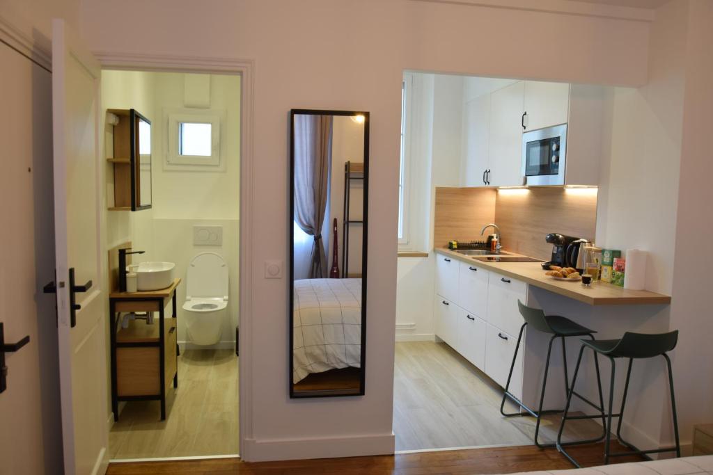 The Versailles Charm, Versailles