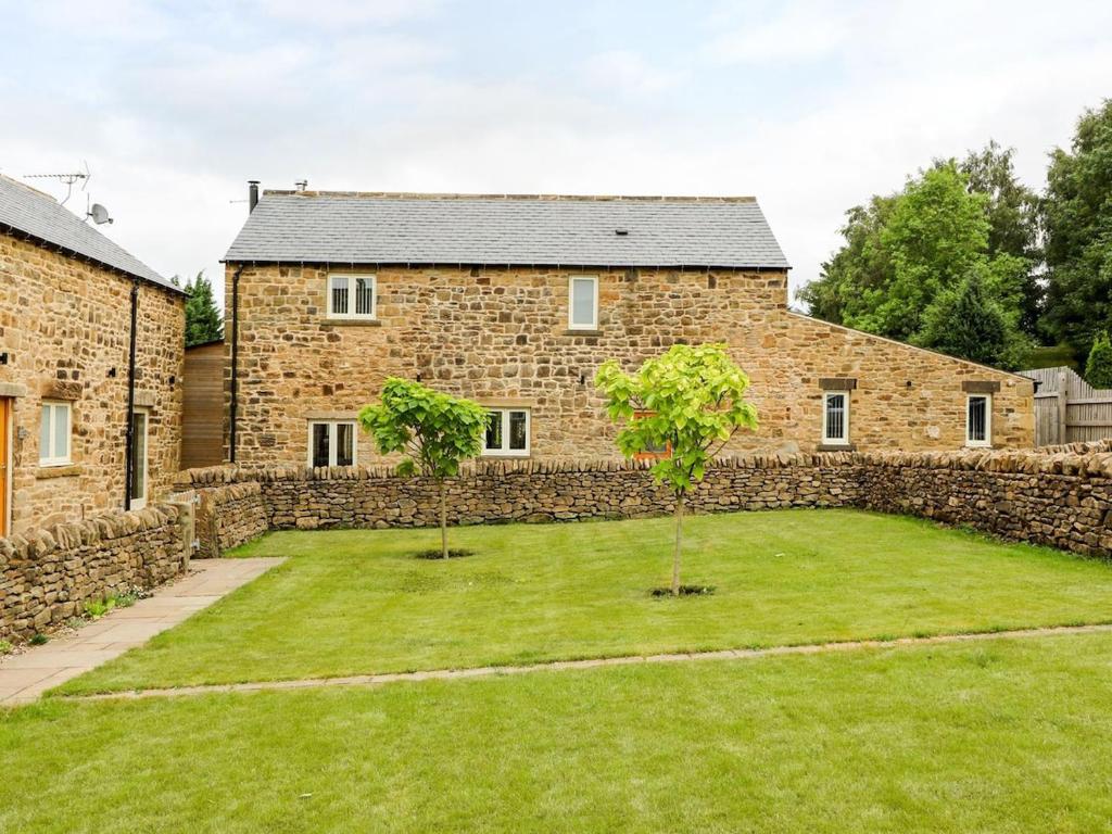 Beautiful Stone Barn with Hot Tub on a Quiet Farm, Eckington