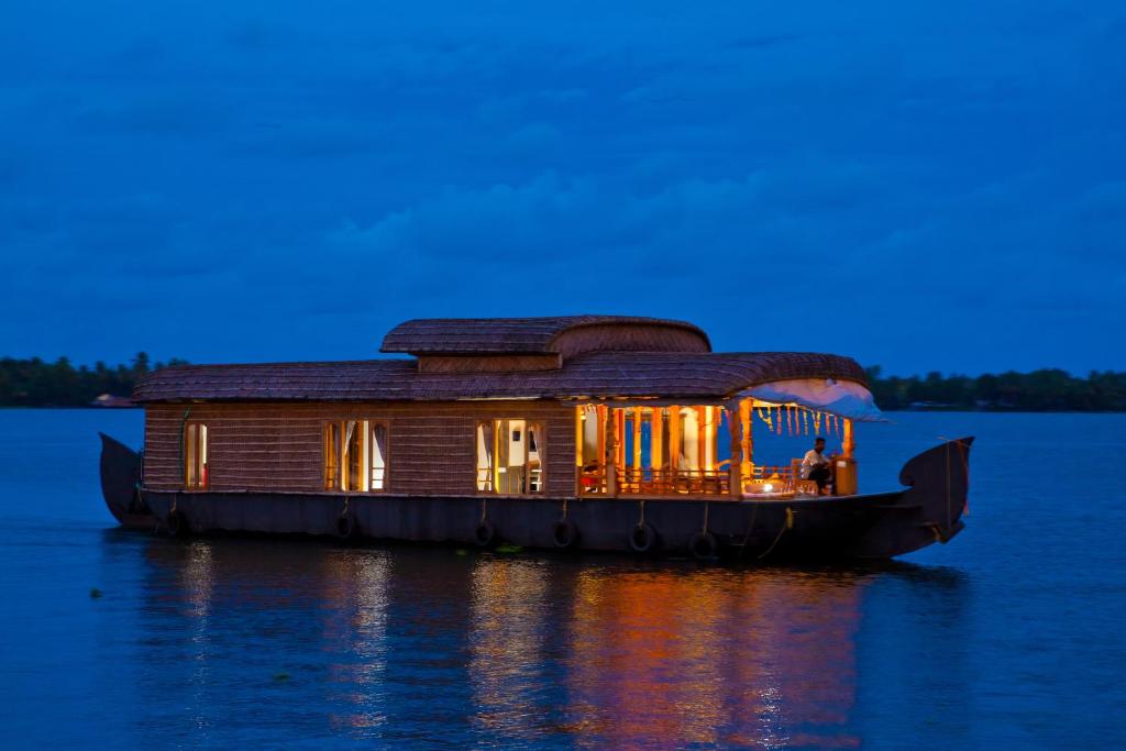 Abad Premium House Boat — Hotel in Kumarakom