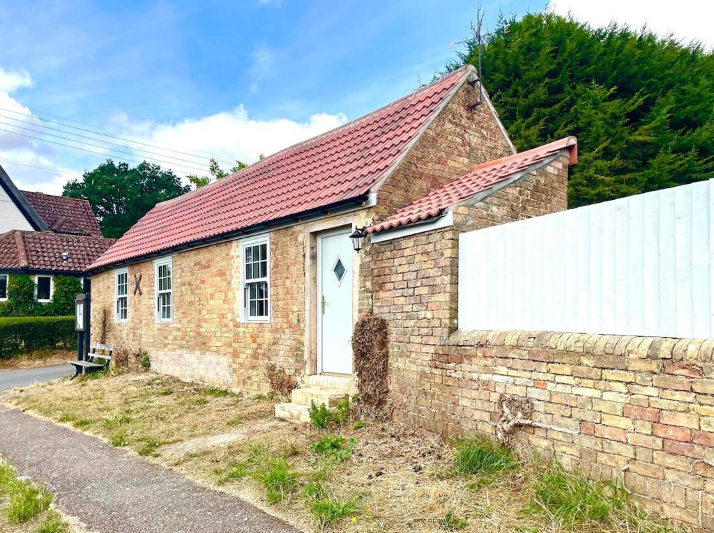 Outbuilding with river views in Cambridgeshire, Holywell