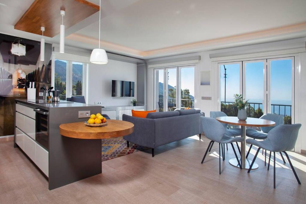 Luxury sea view apartment & pool - 1
