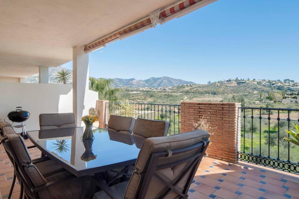 Sunny terrace apartment in prestigious Mijas Golf - 2