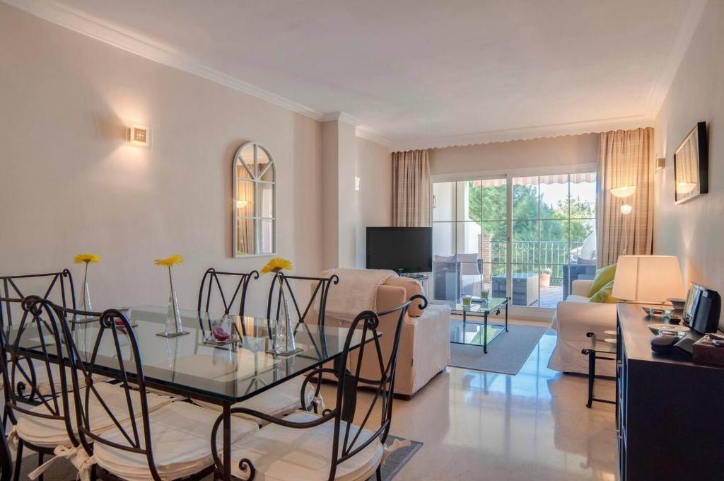 Sunny terrace apartment in prestigious Mijas Golf - 4
