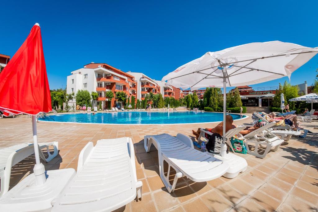 Green Fort Noks Apartments — Basen in Słoneczny Brzeg, Region Burgas