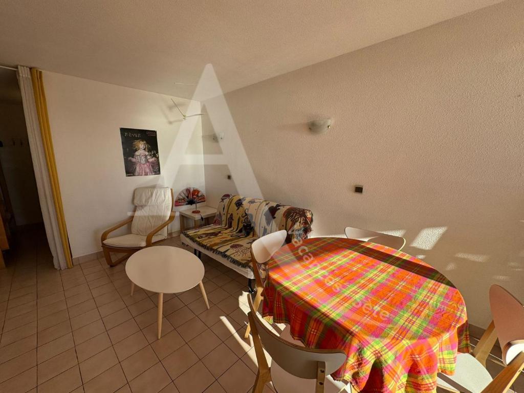 Studio cabine 4 personnes vue jardin dans residence avec piscine, Sète