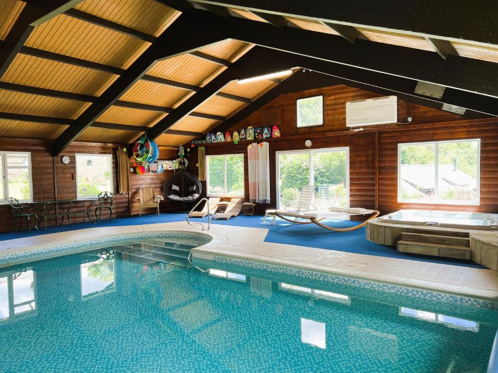 Hop Loft-Barn Conversion, with access to Pool & Hot Tub-at Fox Valley Cottages, Looe