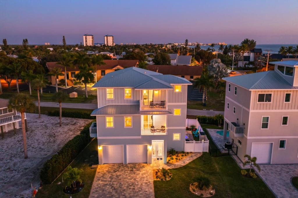 Anchors Away - Pool Home Across Street from Beach with Private Access, Fort Myers Beach