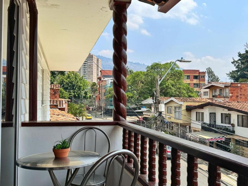 Apartamento cerca a Estadio con balcon y 5 habitaciones - 1