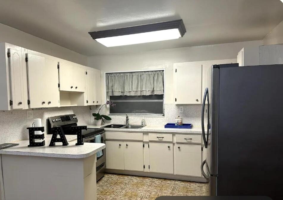 SHARED room for MEN - Tropical Room - Bunk 6, Miami