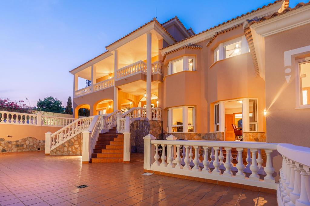 Luxury Villa Facing the Sea, With Swimming Pool - 2