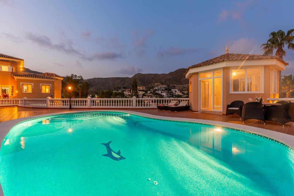 Luxury Villa Facing the Sea, With Swimming Pool - 4