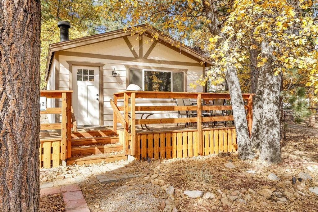 Holmes Away from Home by Big Bear Vacations, Sugarloaf