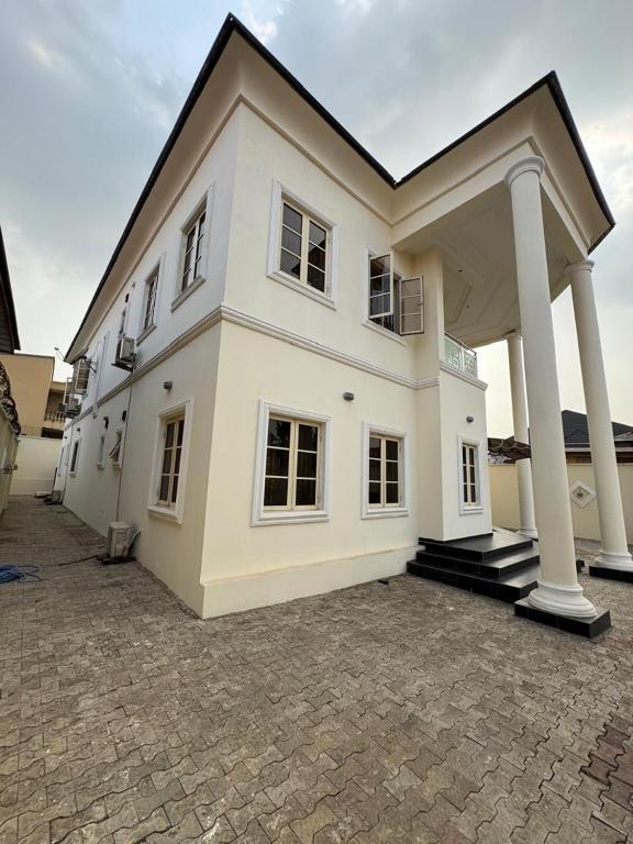 The Breeze Apartment Magodo, Sagisa