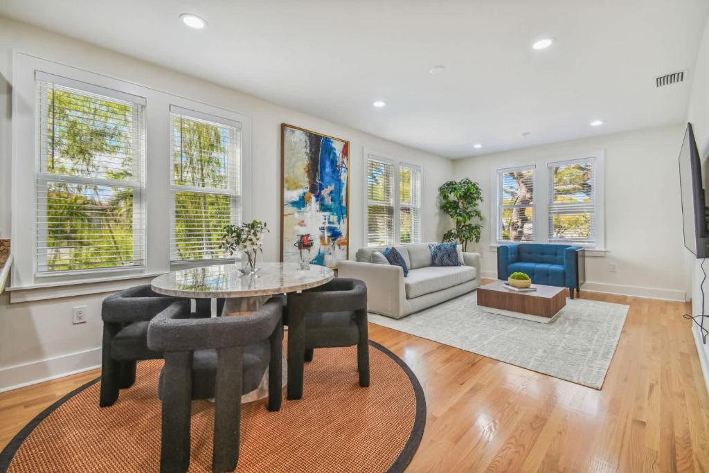 Top Floor - Sun Filled Home - Jacuzzi - Pets Ok, St Petersburg