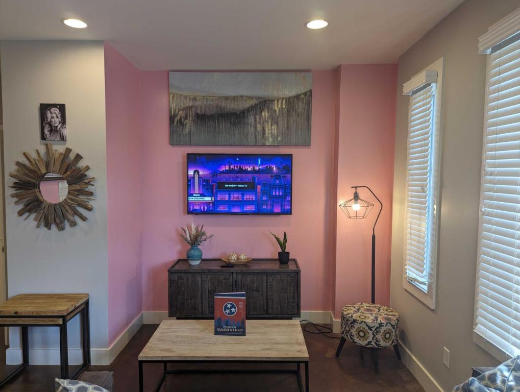 Dolly Would - Near Music Row King Beds, Nashville