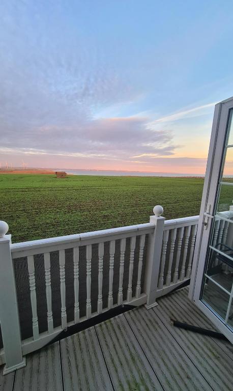 4 Berth Caravan With Full Sea View At Barmston Beach Holiday Park Ref 62047O, Lund