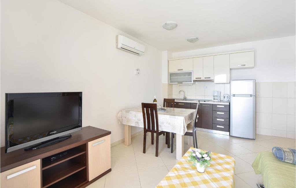 Apartment Zavode V, Celina