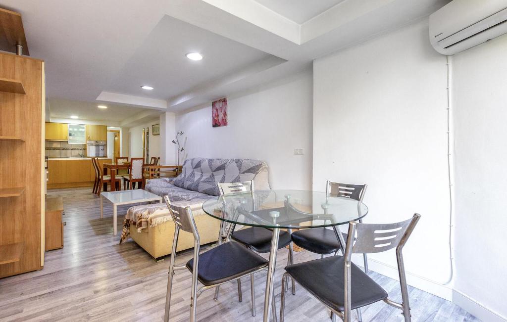 2 Bedroom Beautiful Apartment In Benidorm - 5