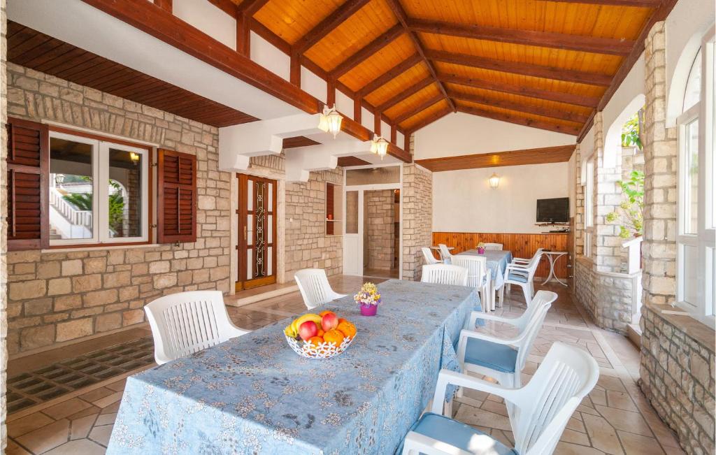 1 Bedroom Cozy Apartment In Splitska 전경