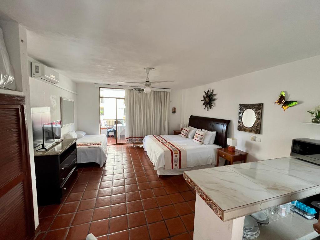 Sunny Jr Suites in the heart of Puerto Vallarta - 4