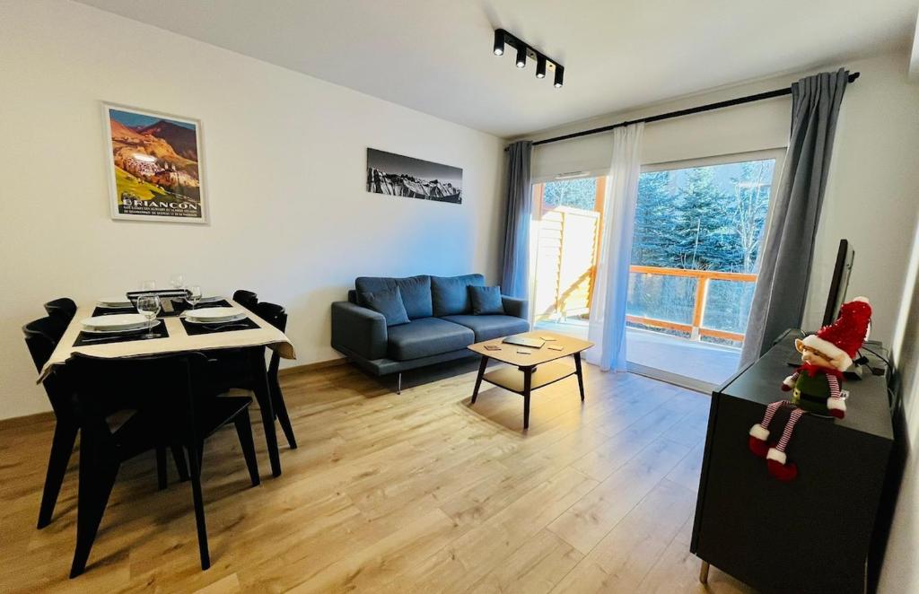 2-Bedroom Apt by the Ski Gondola, Briançon