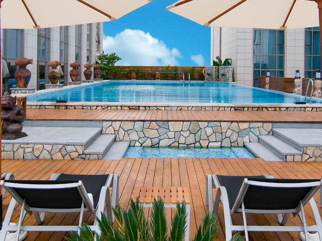 마르코 폴로 호텔 진장의 세련된 레스토랑 내부