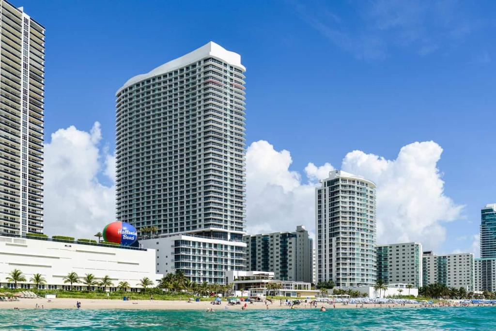 Beautiful Hyde Resort Luxe 2BR Private Beachfront, Hollywood