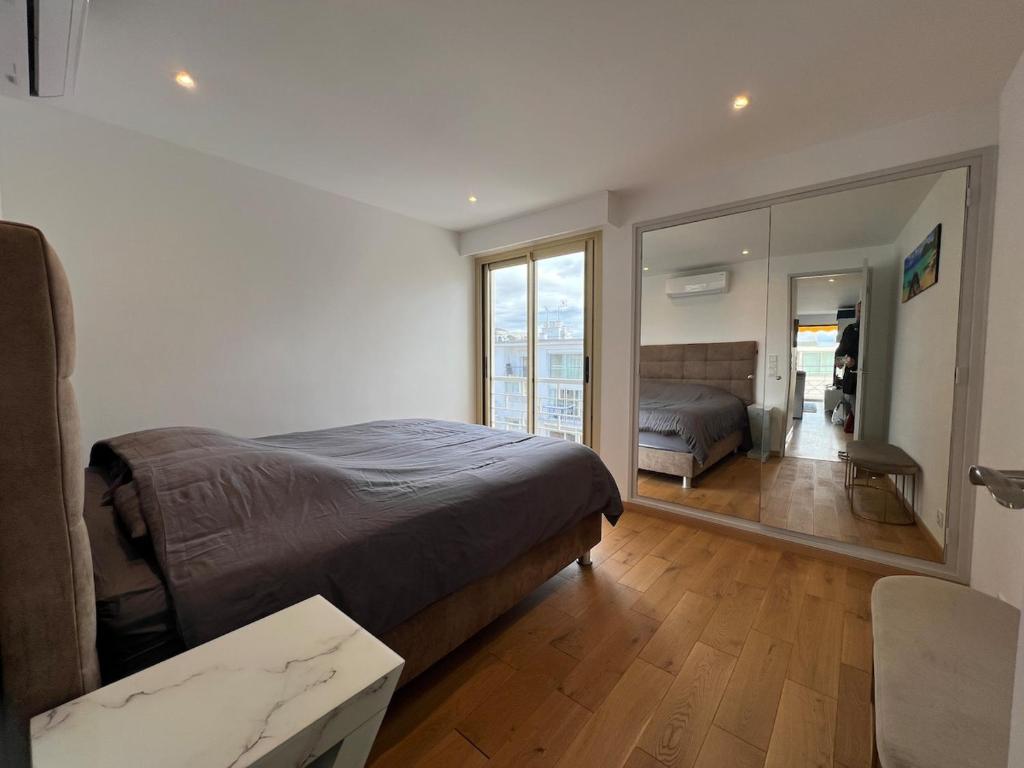 Sea view, top floor facing Port Canto in Palm Beach - 3