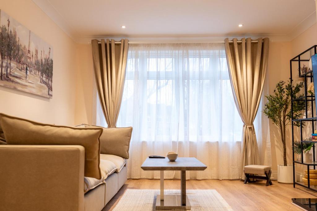 The Light & Luxe Haven, Shepperton