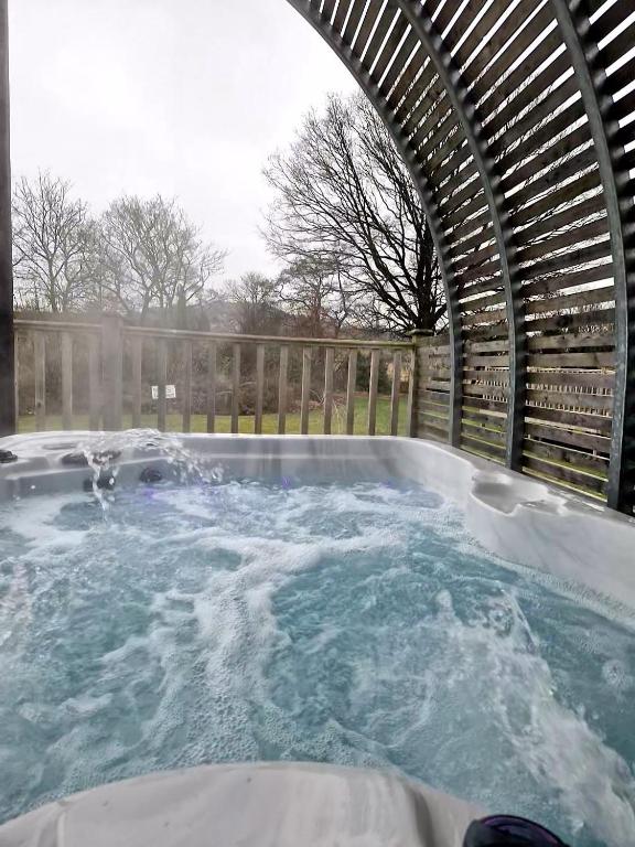 The Ness, Lodge with Hot Tub, Crieff