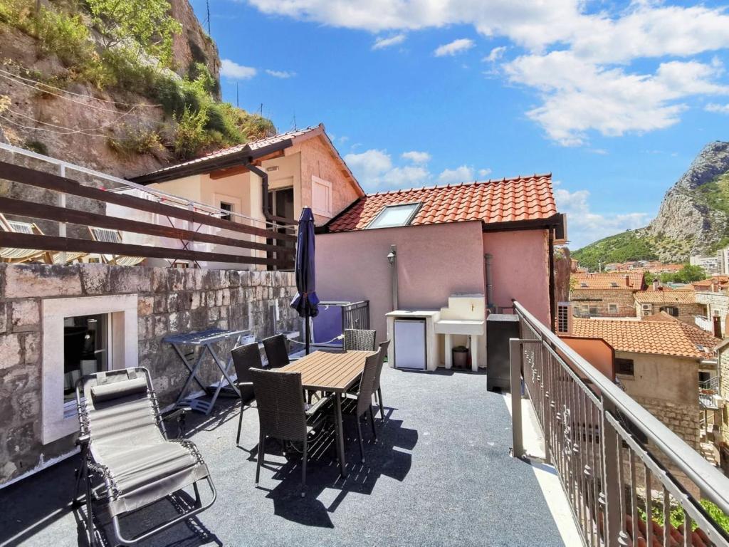Modern flat in Omiš, with terrace and views, 80m², Omiš