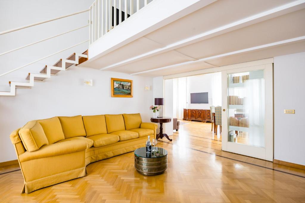 Centrally Located By The Sea Prestigious, Neapol