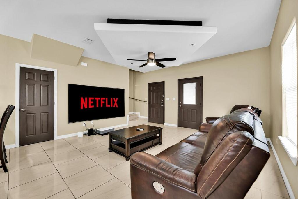 Relax & Enjoy In Our Spacious Townhome Getaway B, McAllen