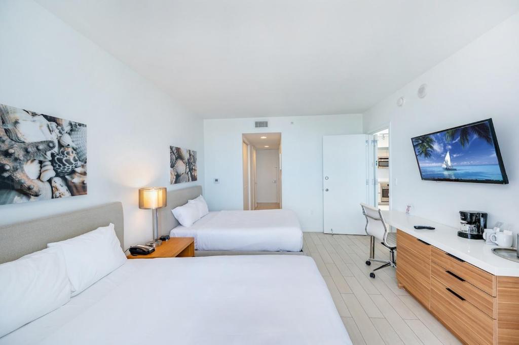 Amazing Studio in Beachwalk with Pool and Beach, Hallandale Beach