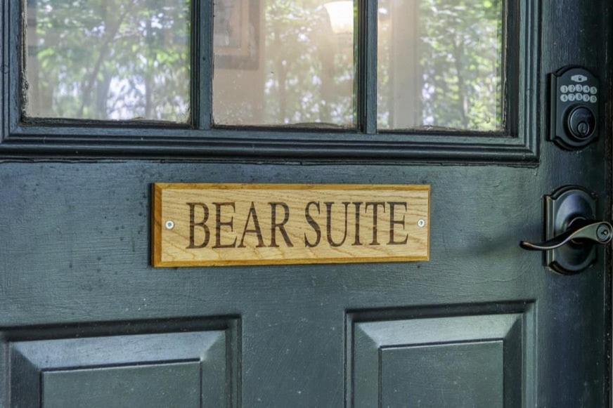 Bear Suite - King Bed Cabin Apartment, Gatlinburg