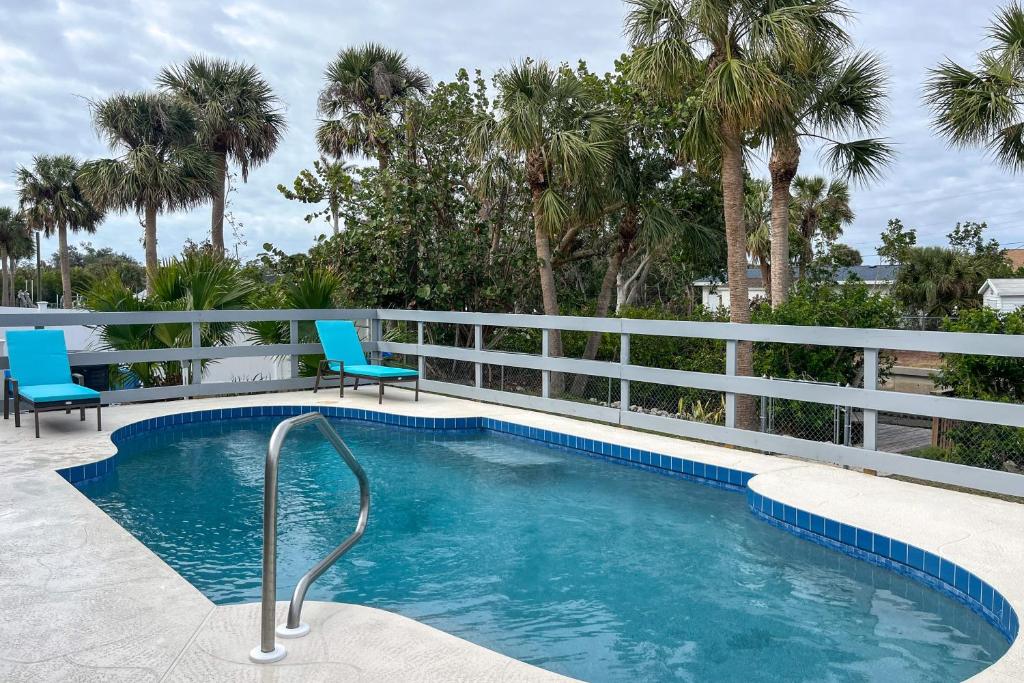 Bayfront Paradise with Heated Pool and Balcony!, Englewood