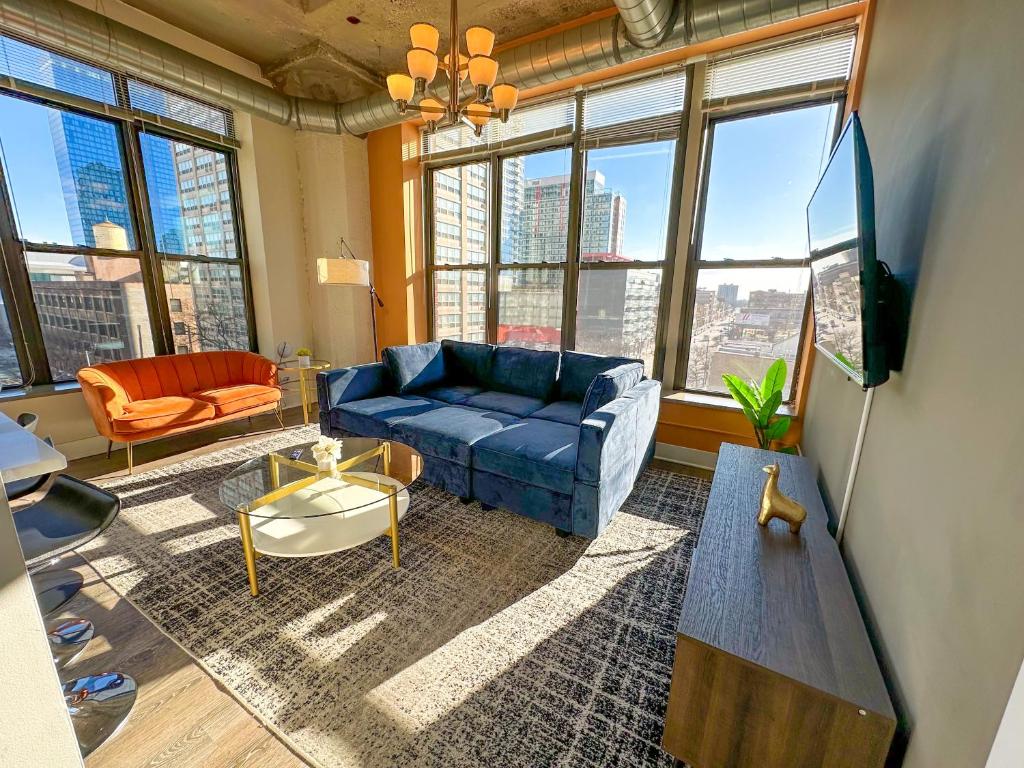 South Loop 2BR Corner Unit with Natural Light, Optional Parking and Guest Access Near Downtown Chicago and McCormick Place, Chicago