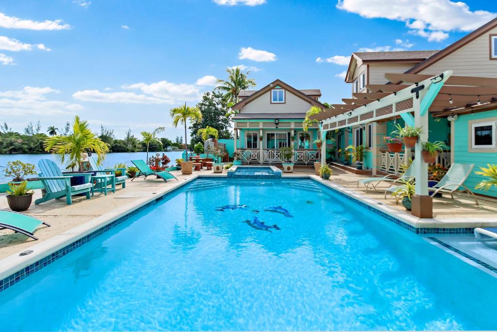 NEW LUXE Caribbean Cottage in THE BAHAMAS with Canal Access!, Nassau
