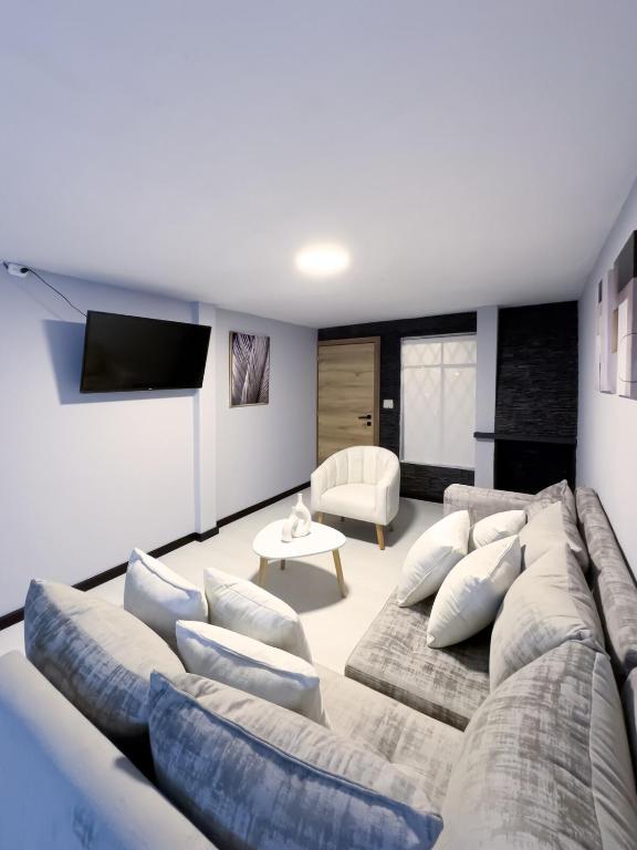 Departamento frente al tranvía - 2