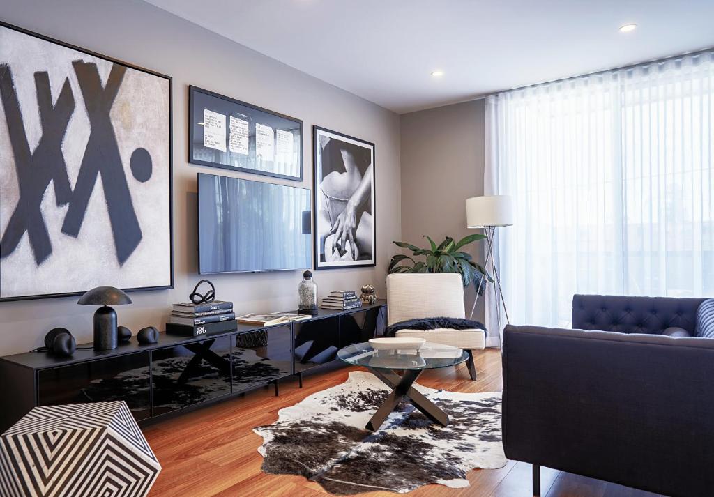 Monochrome Muse - Stylish Retreat near CBD & Beach, South Plympton